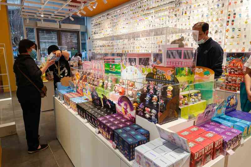  电子木鱼火了、联名手机出了，泡泡玛特股价为何能在一周内强势反弹？ 股票财经 电子木鱼火了、联名手机出了，泡泡玛特股价为何能在一周内强势反弹？ 股票财经