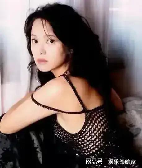  当社会还在争论"该穿什么年纪的衣服"，她已经活成了最好的反驳 情感心理