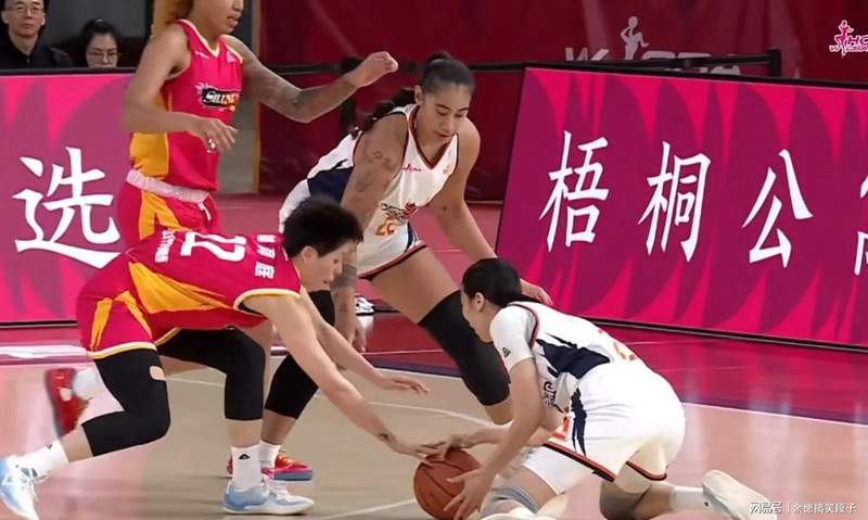  【战术深度】篮板统治与防守压制：山西女篮58-30大胜新疆的技术密钥 体育新闻