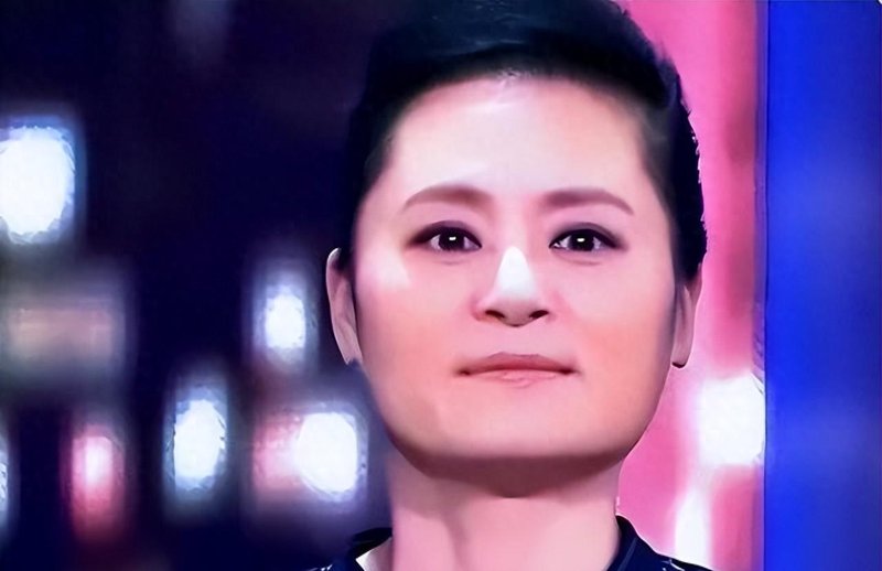 她曾击败毛阿敏站上巅峰，却在人生半途跌入谷底：命运无常，但歌声从未熄灭
